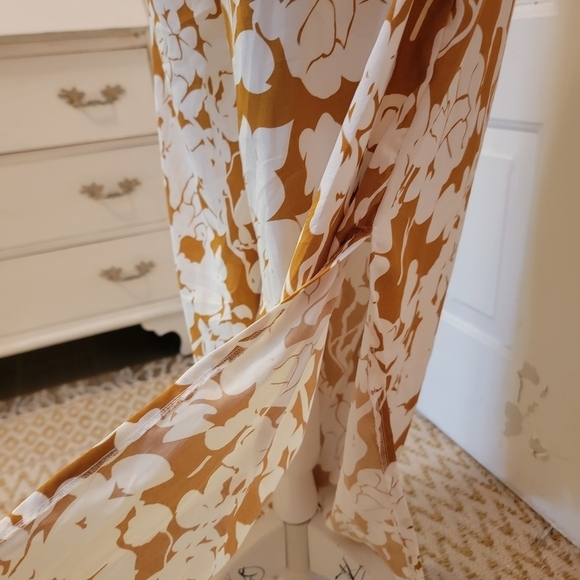 NWT Follow Me white halter printed wide leg bottom backless jumpsuit w/ pockets - Picture 5 of 7